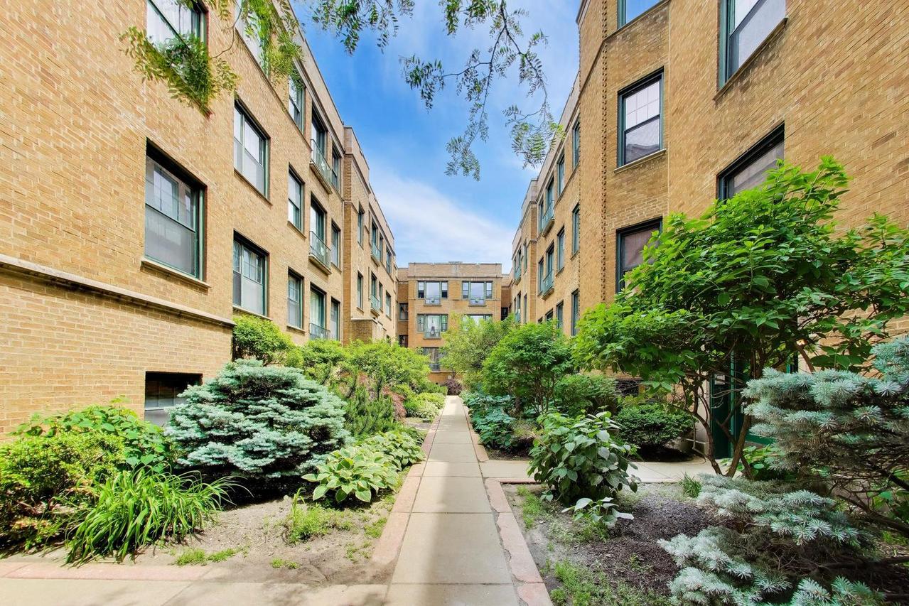 7023.5 N Sheridan Rd. #2N, Chicago, IL 60626