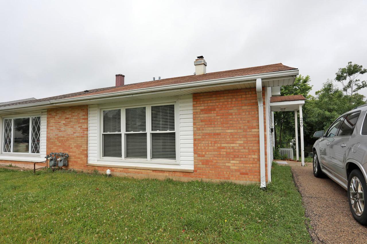 240 Grissom Ln., Hoffman Estates, IL 60169