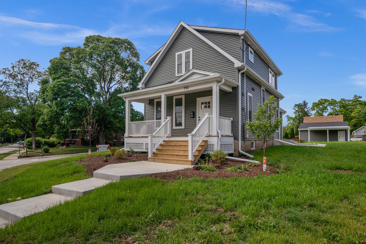 790 Wing St., Elgin, IL 60123