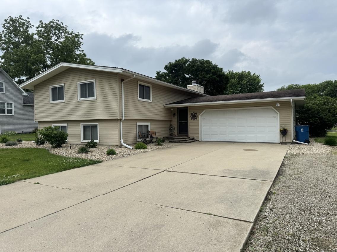 209 N Steele St., Cherry, IL 61317