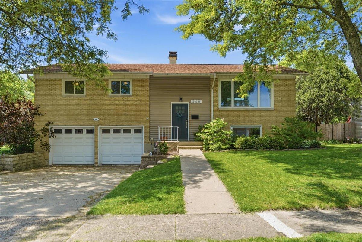 208 N Flake Dr., Palatine, IL 60074