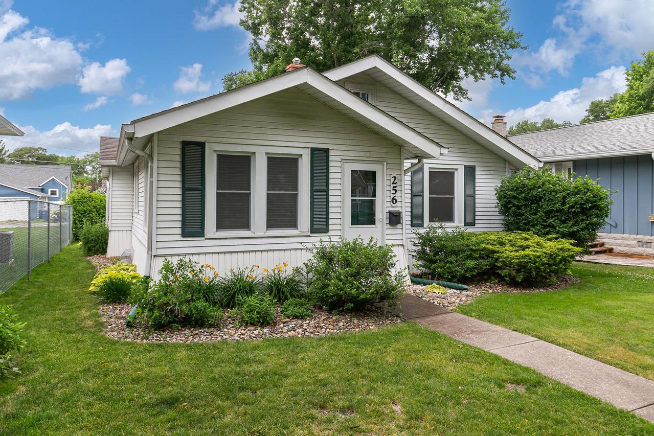 256 7th St., Silvis, IL 61282