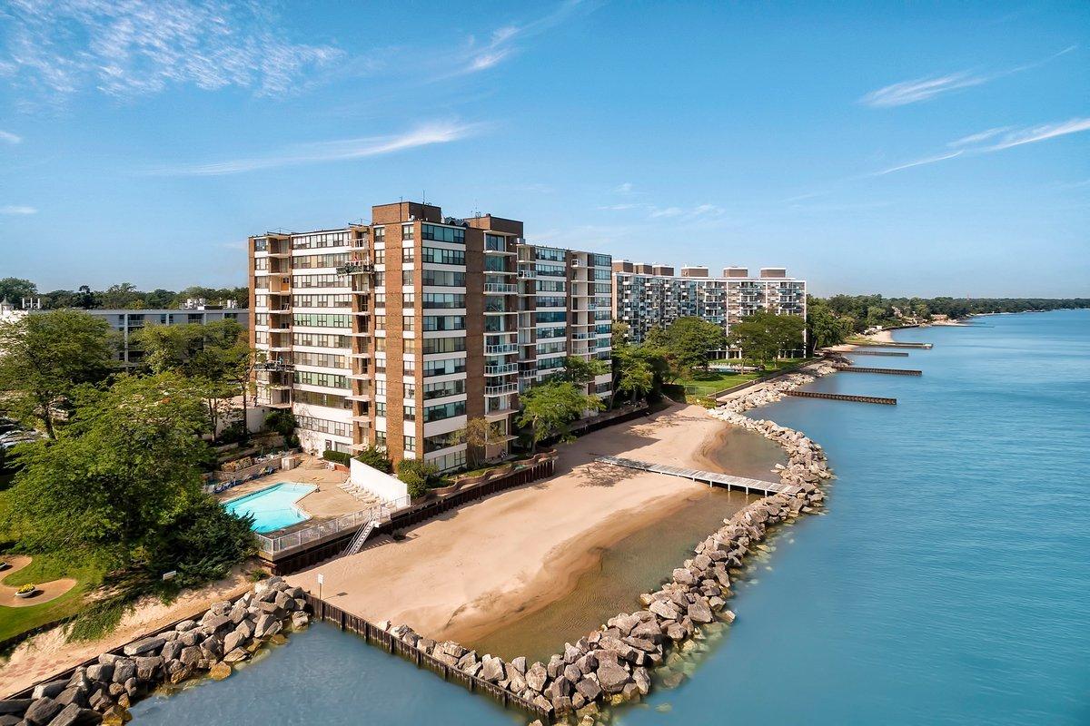 1616 Sheridan Rd. #2C, Wilmette, IL 60091