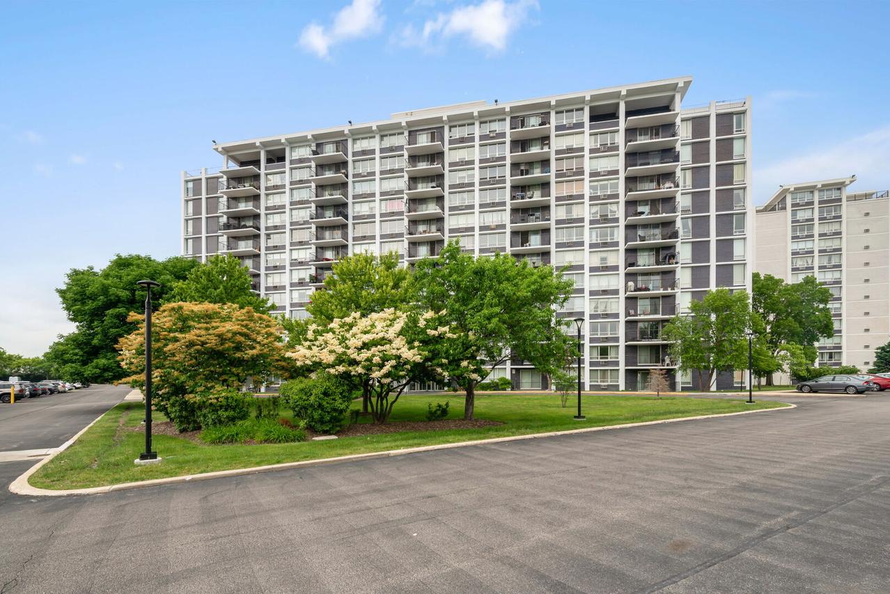 8809 Golf Rd. #8A, Niles, IL 60714