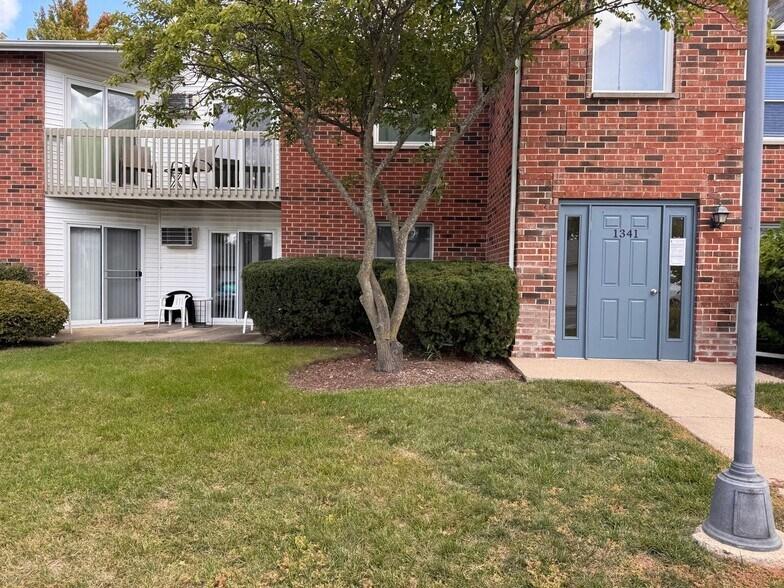1341 Cunat Ct. #2C, Lake In The Hills, IL 60156
