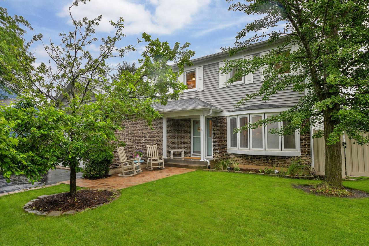 1210 Robin Dr., Elk Grove Village, IL 60007