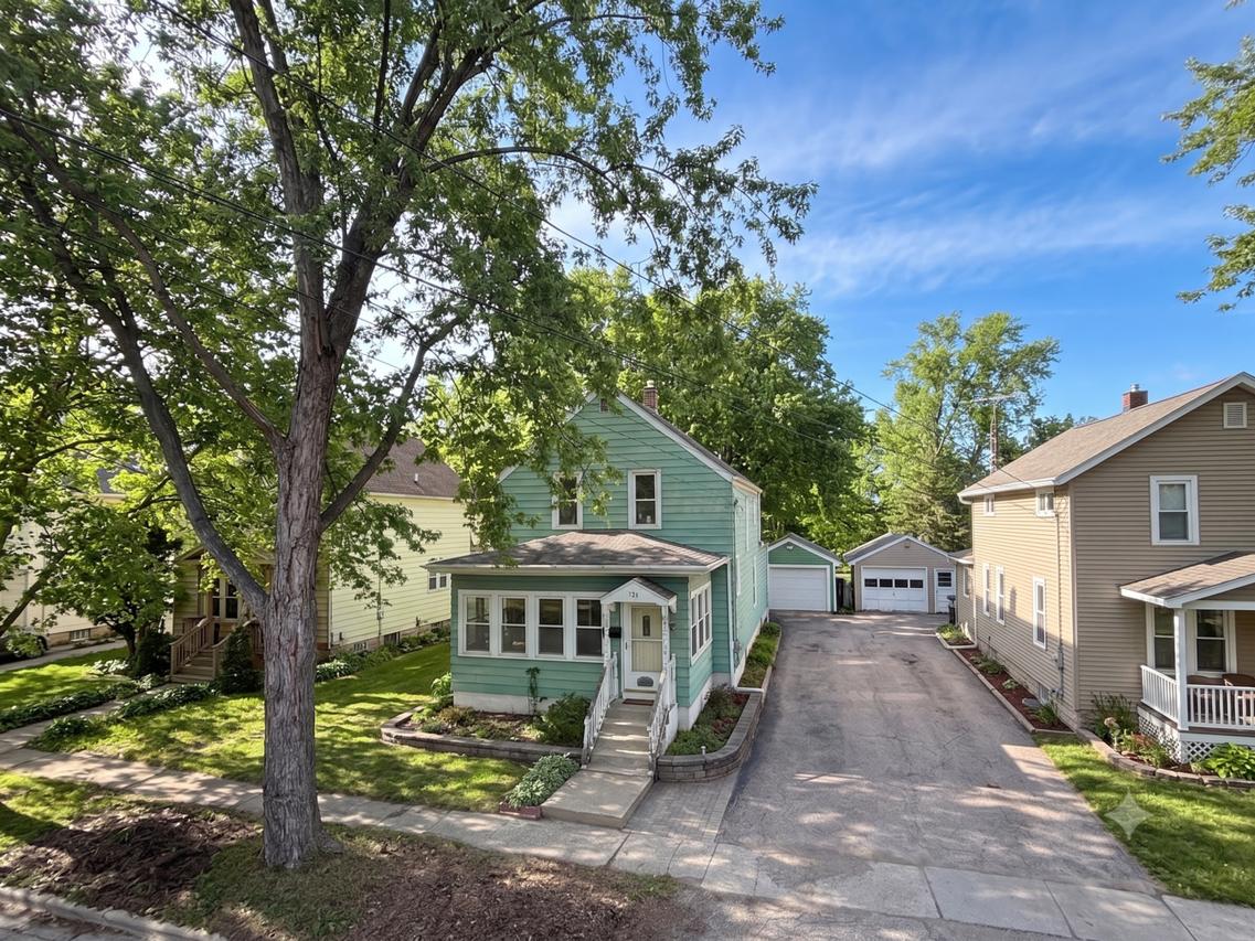 421 Center St., Woodstock, IL 60098