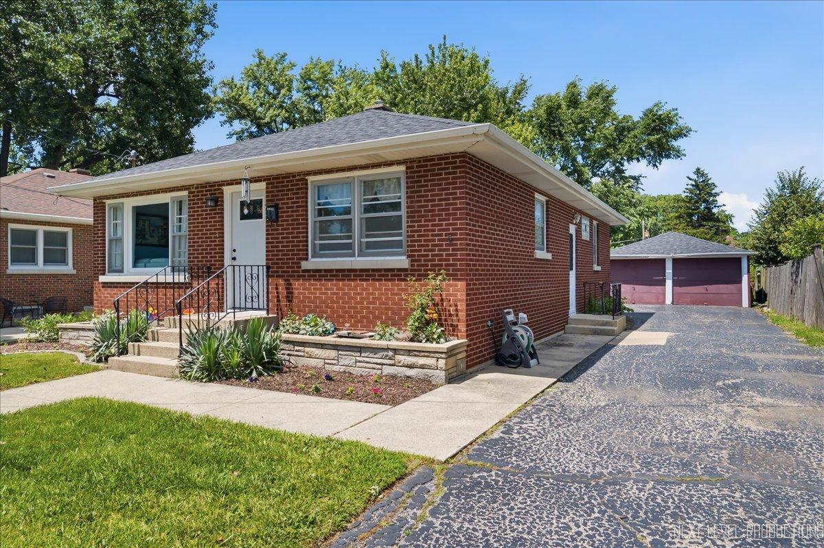 9 Ridge Rd., Lemont, IL 60439