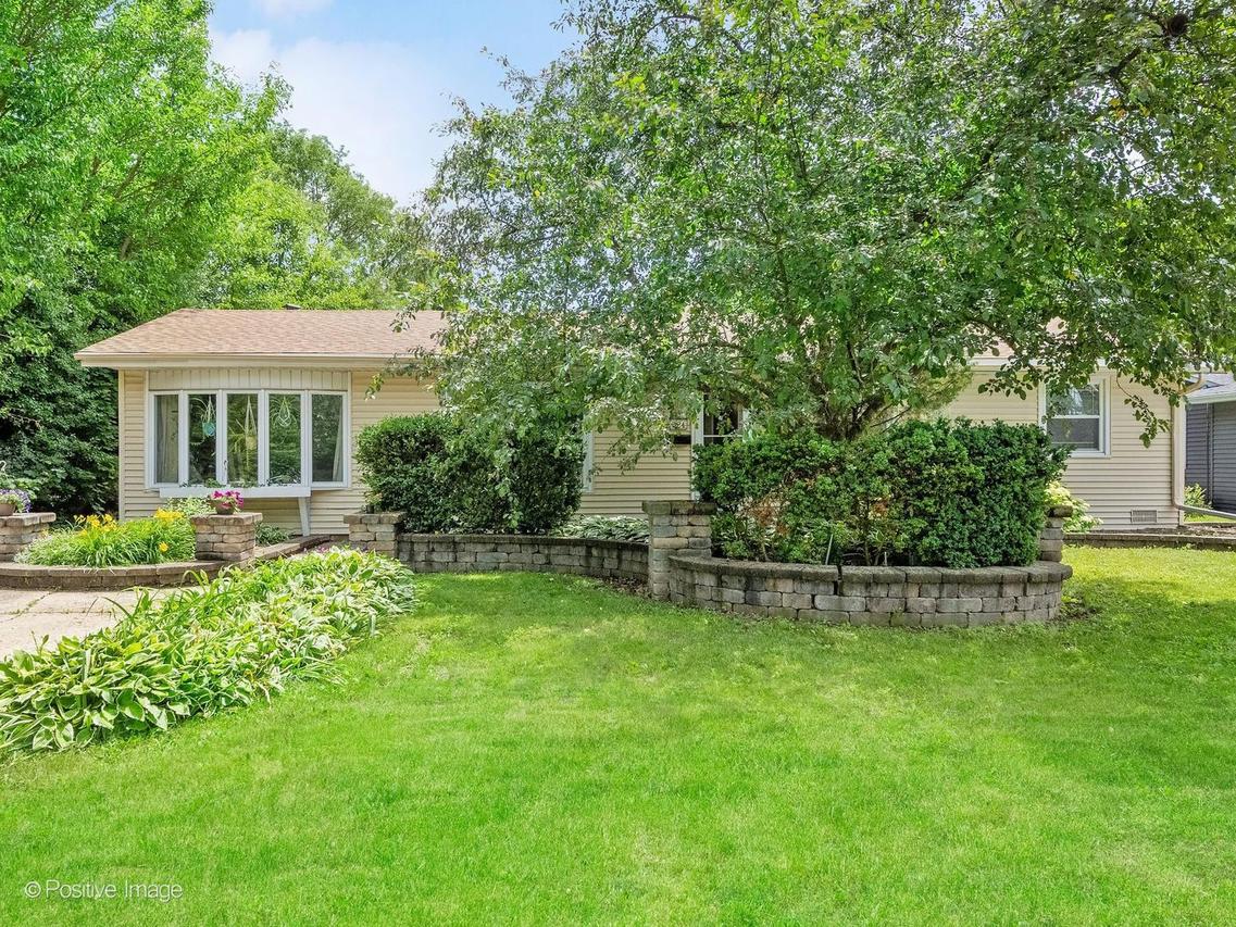 324 Shawnee Dr., Carol Stream, IL 60188