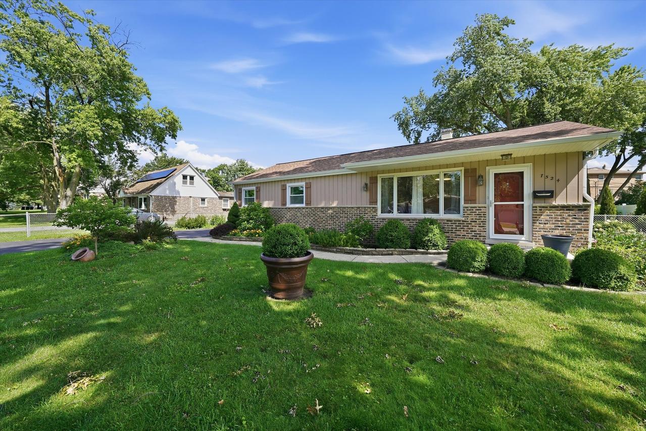 7524 W 109th St., Worth, IL 60482