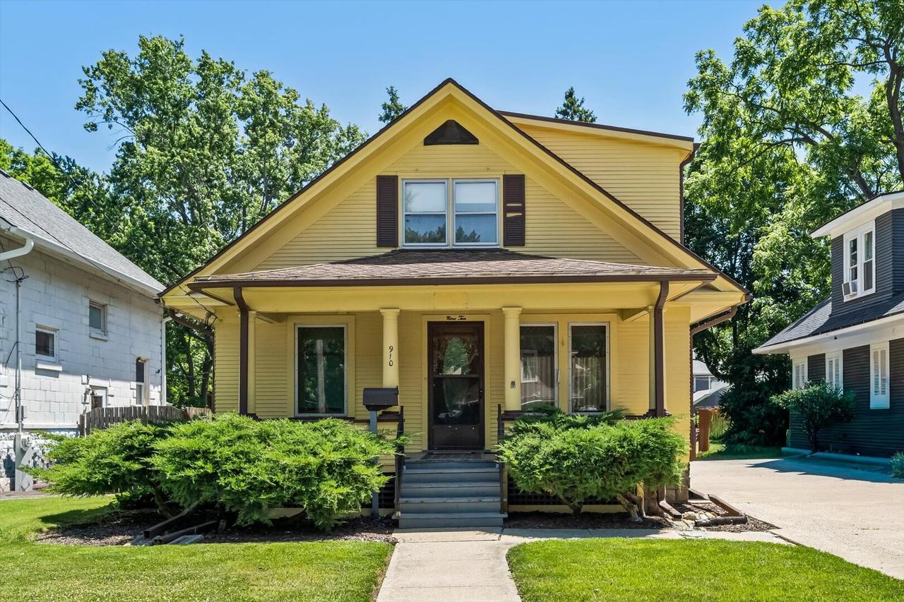 910 Pearl St., Aurora, IL 60505