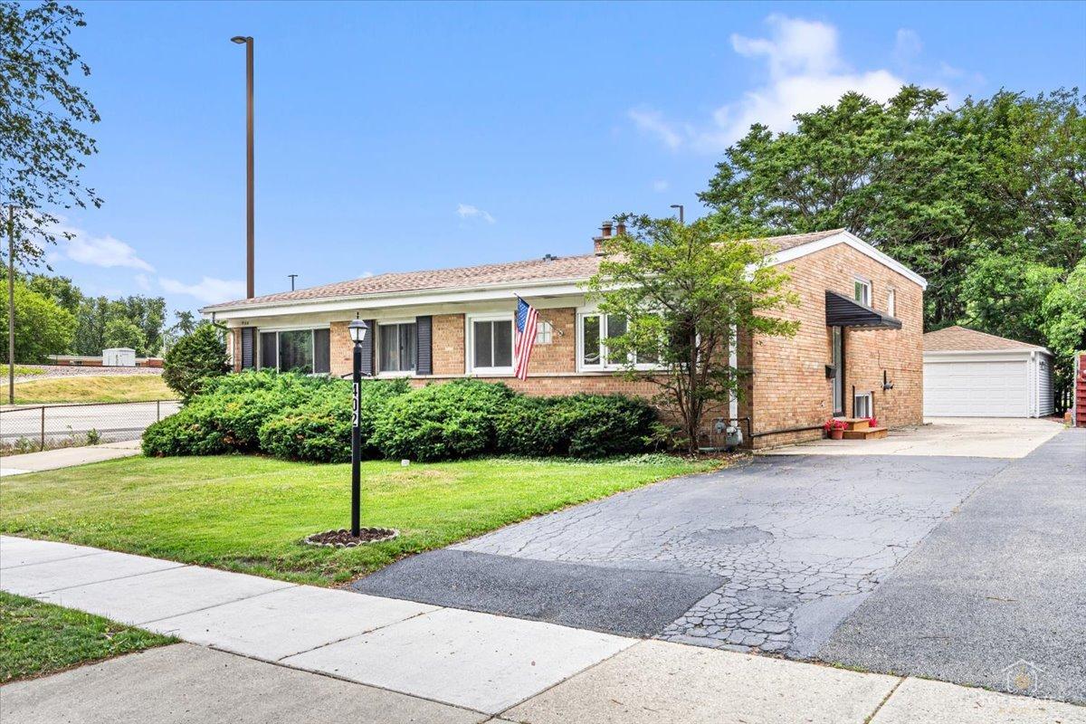 402 N Douglas Ave., Villa Park, IL 60181