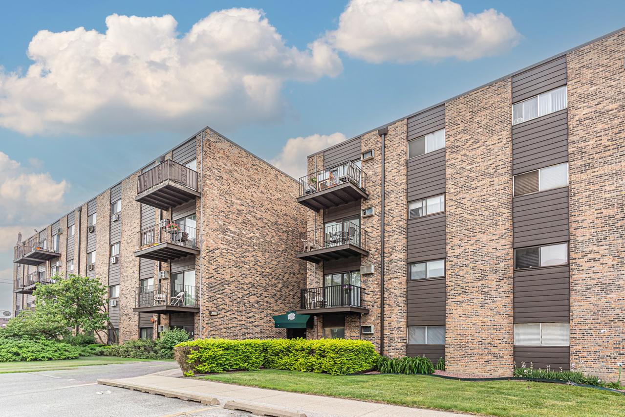 8905 Knight Ave. #208, Des Plaines, IL 60016