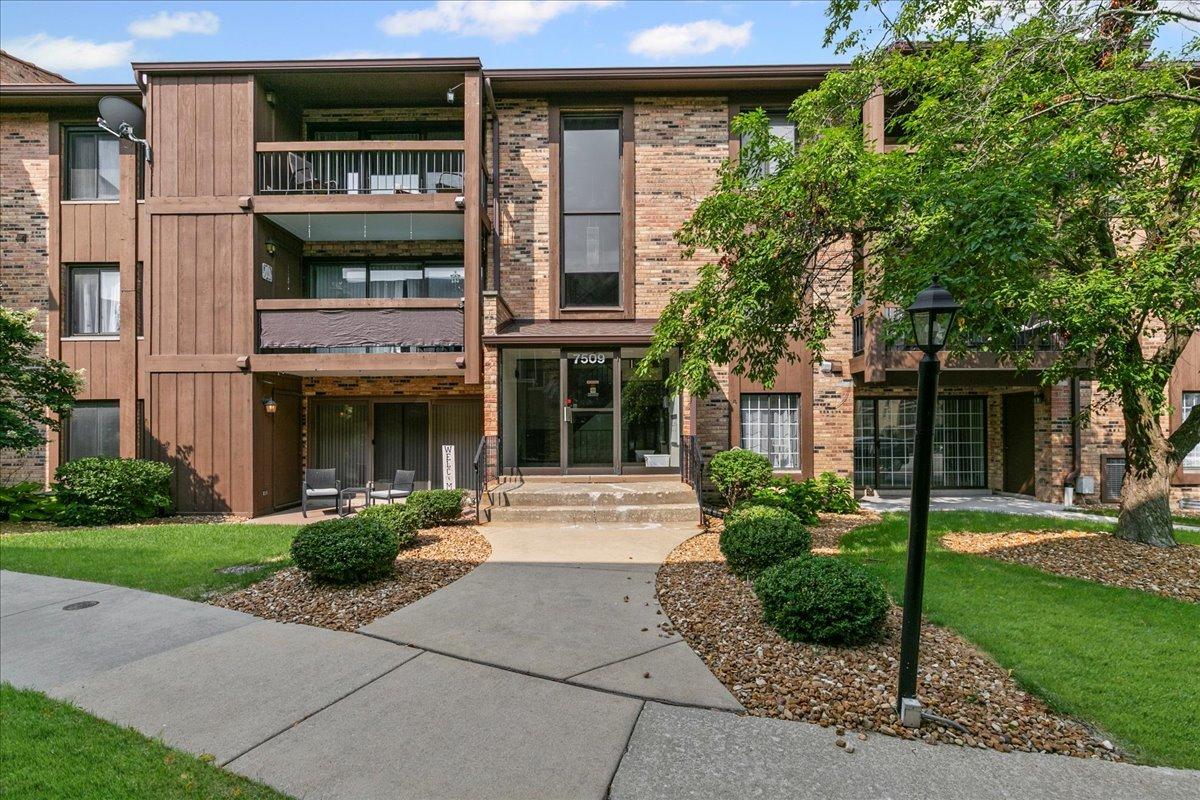 7509 W 175 St. #232, Tinley Park, IL 60477