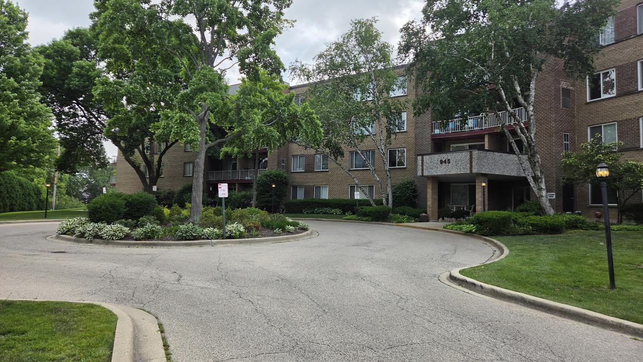 945 E Kenilworth Ave. #110, Palatine, IL 60074