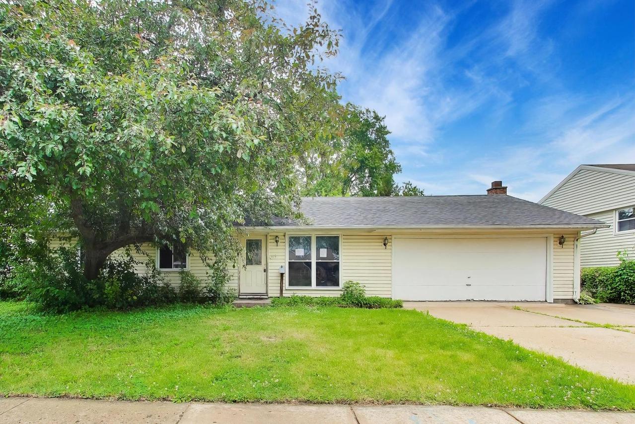 619 Parkside Cir., Streamwood, IL 60107