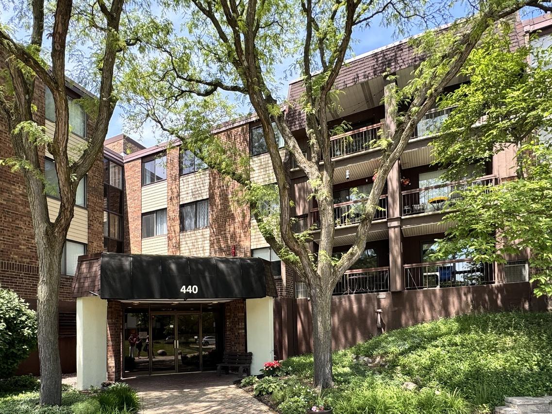 440 Raintree Ct. #3G, Glen Ellyn, IL 60137
