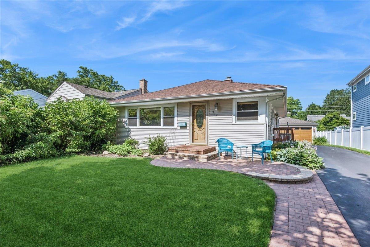 912 N Kaspar Ave., Arlington Heights, IL 60004
