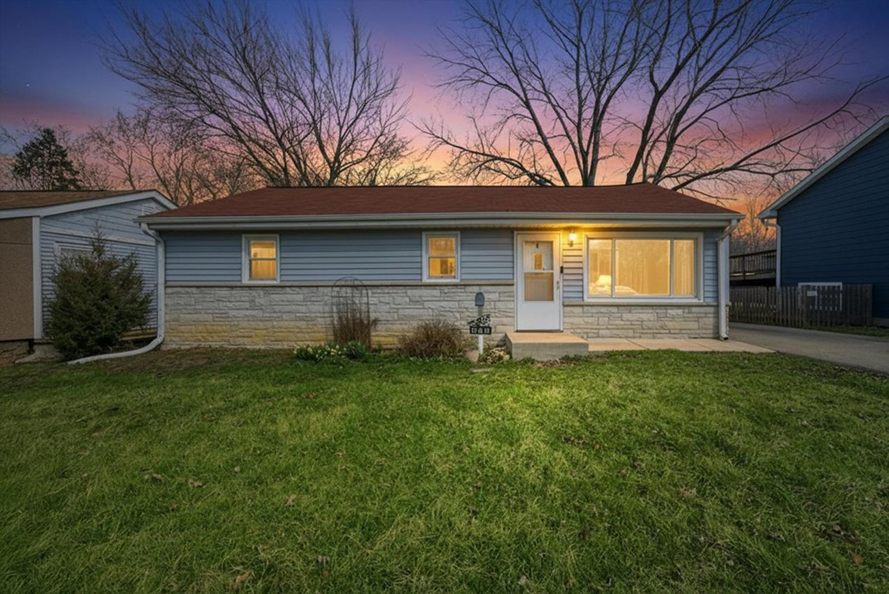 349 Woodland Dr., Grayslake, IL 60030