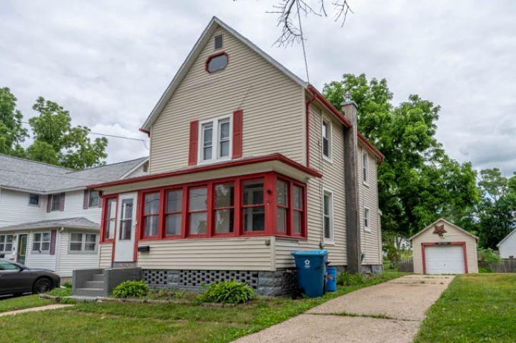 918 Jackson Ave., Dixon, IL 61021
