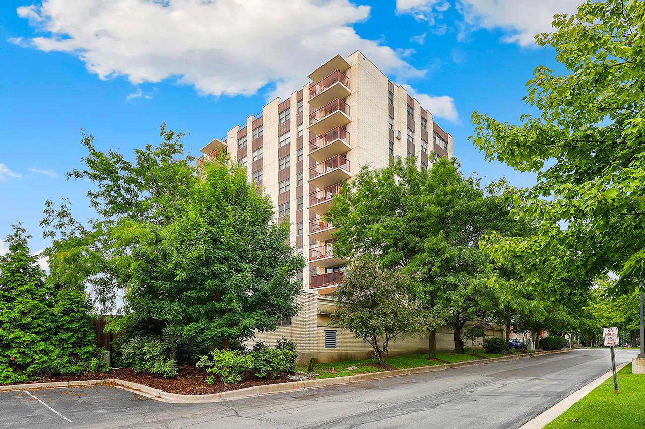 141 N La Grange Rd. #805, La Grange, IL 60525