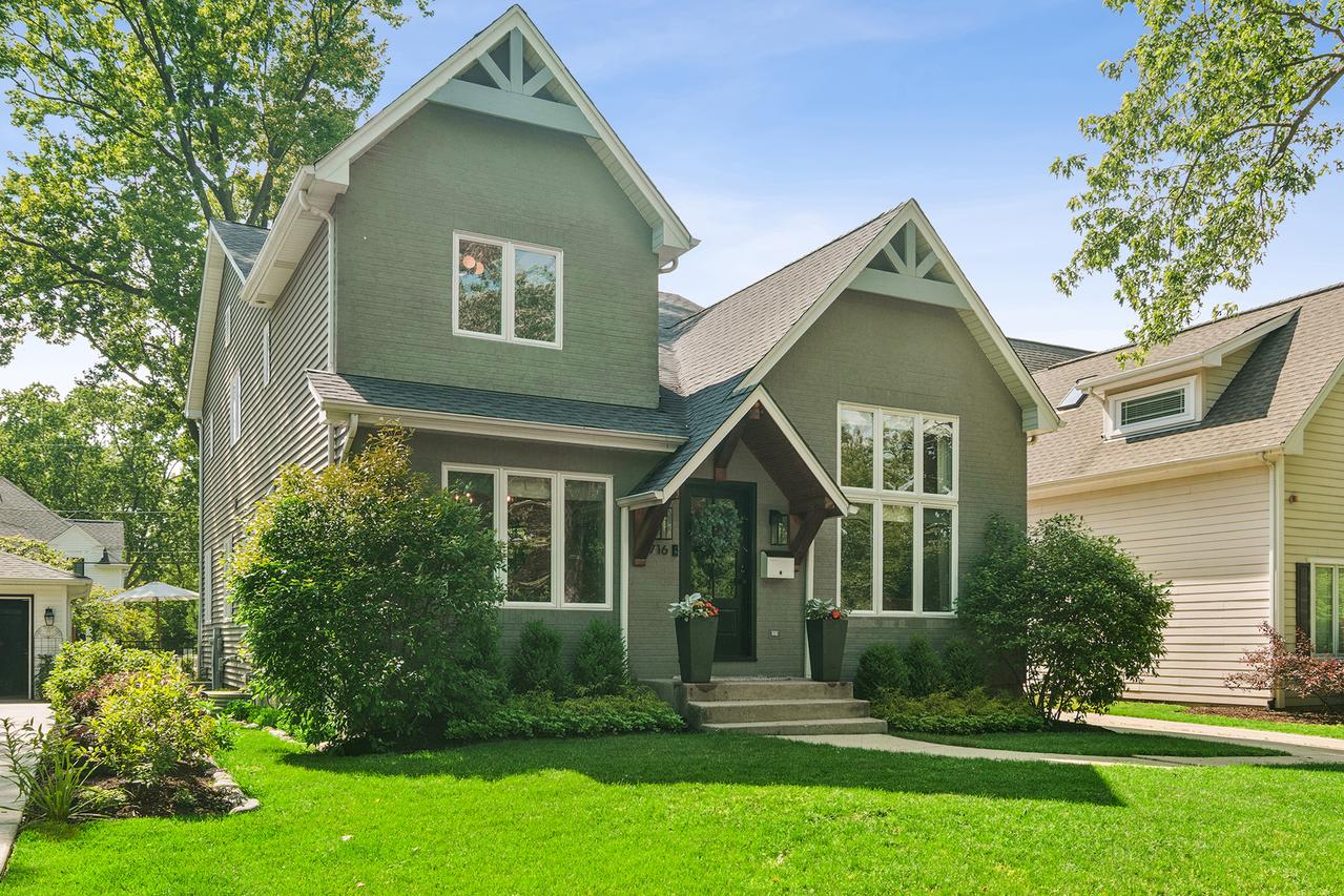 716 Highland Ave., Barrington, IL 60010