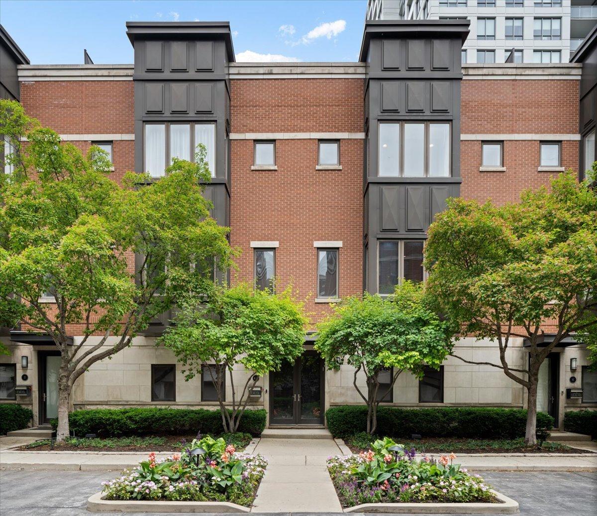 460 W Superior St. #4-5, Chicago, IL 60654