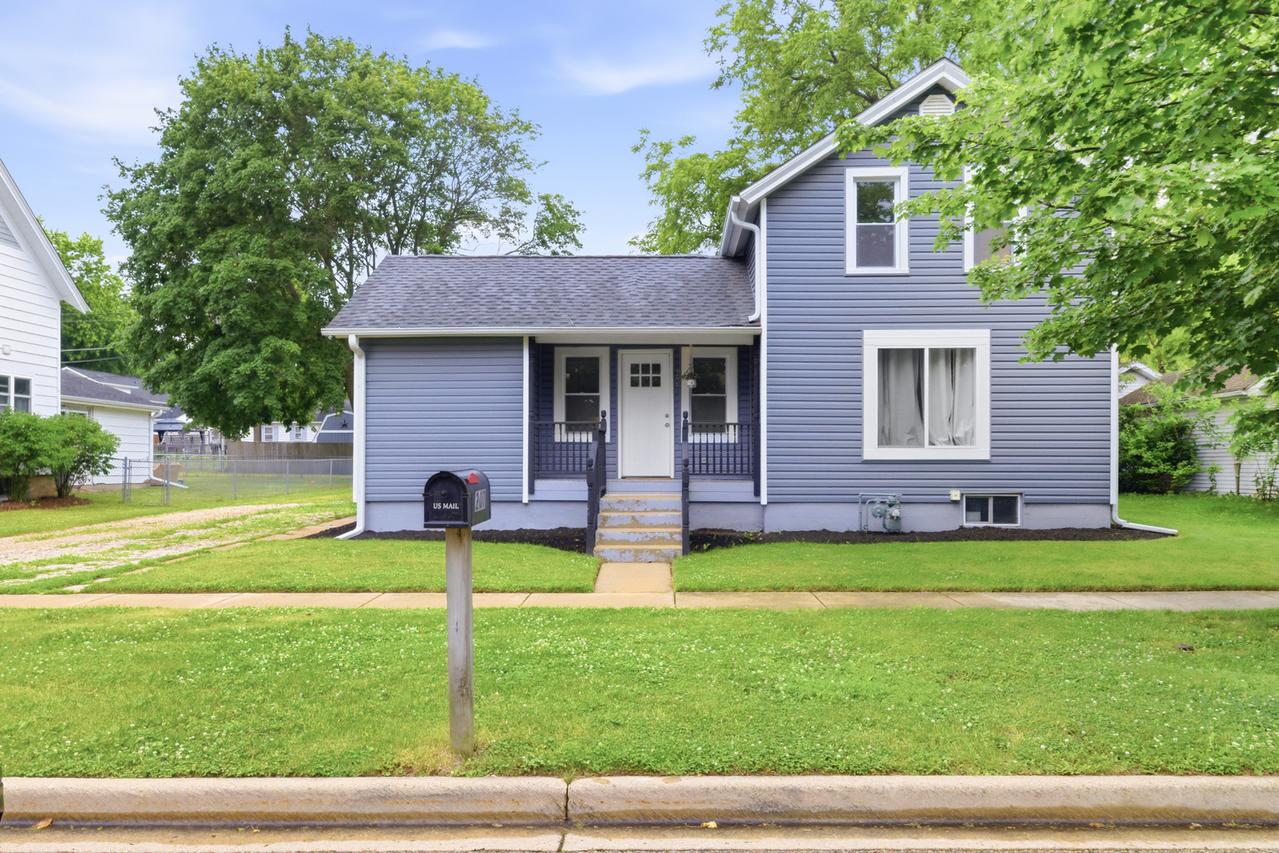 207 E Jefferson Ave., Hampshire, IL 60140