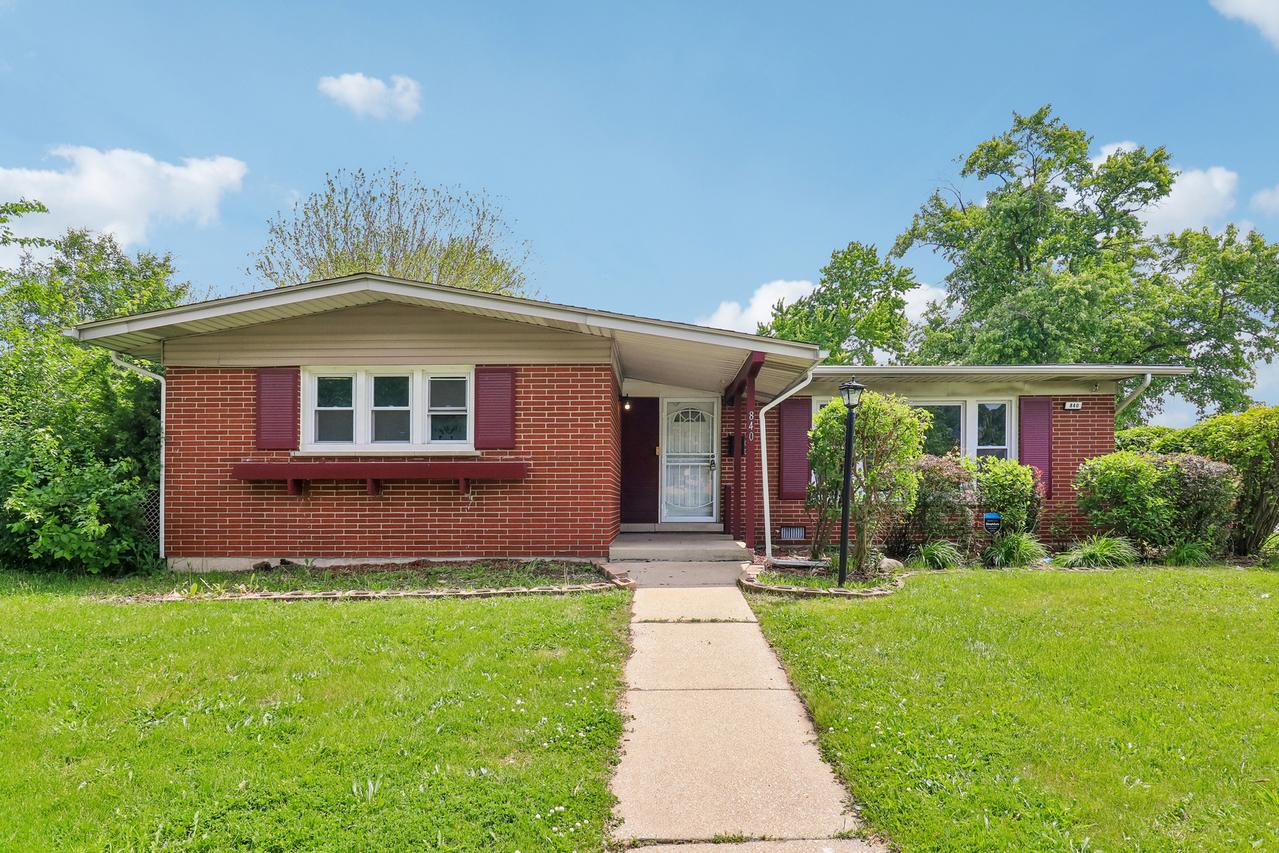 840 W Arquilla Dr., Glenwood, IL 60425