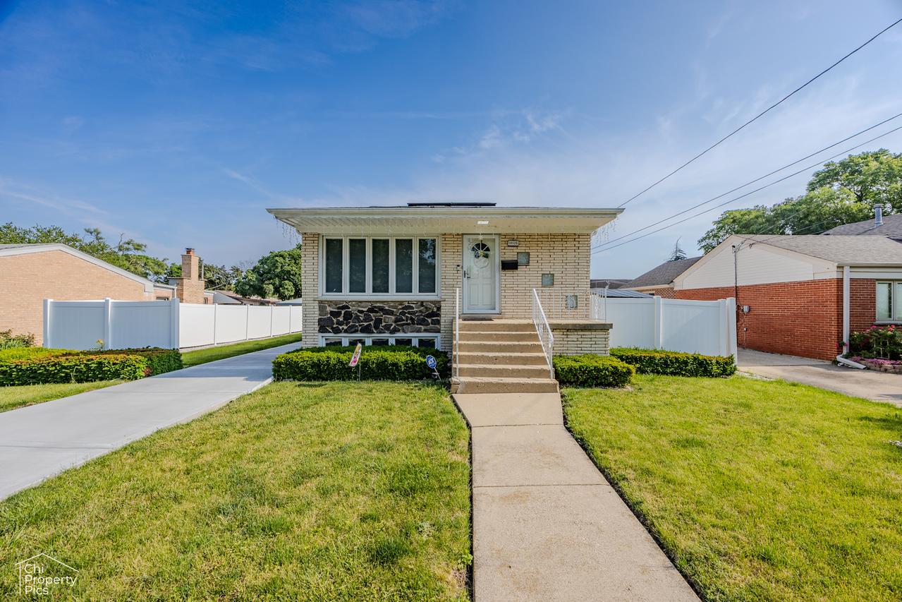10526 Altgeld St., Melrose Park, IL 60164