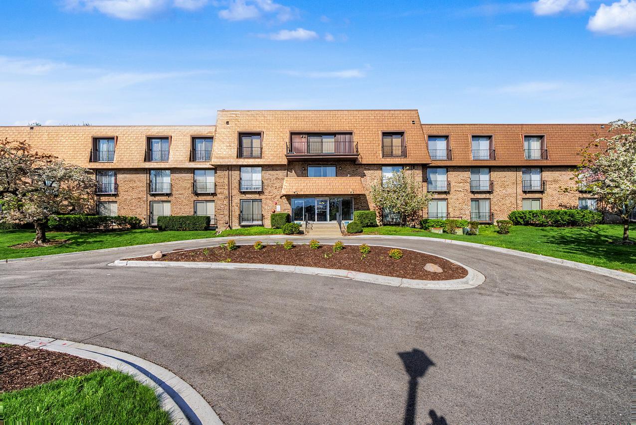 4050 Dundee Rd. #209, Northbrook, IL 60062