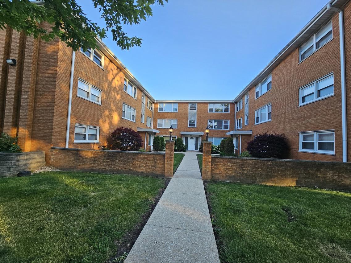 6925 W 64th Pl. #2f, Chicago, IL 60638