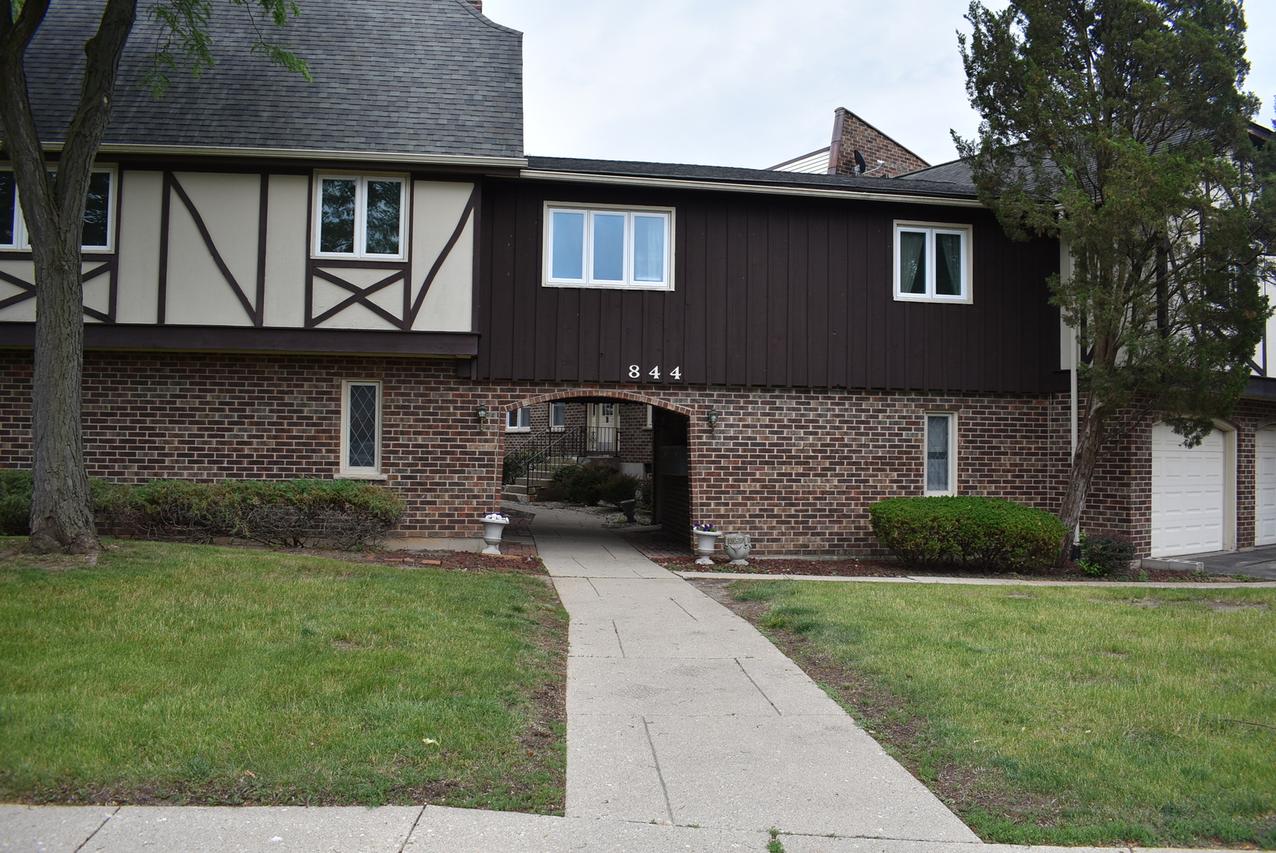 844 Village Quarter Rd. #B5, West Dundee, IL 60118