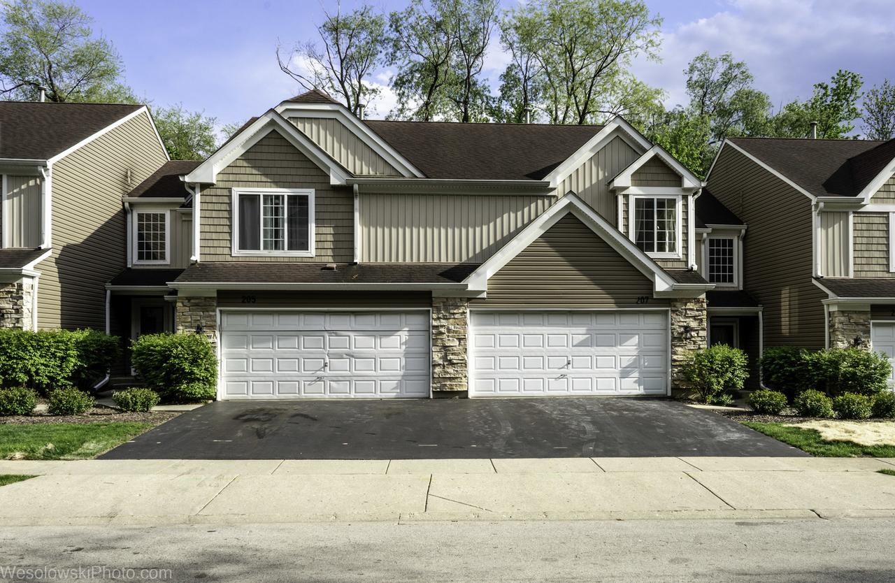 207 Locksley Dr., Streamwood, IL 60107