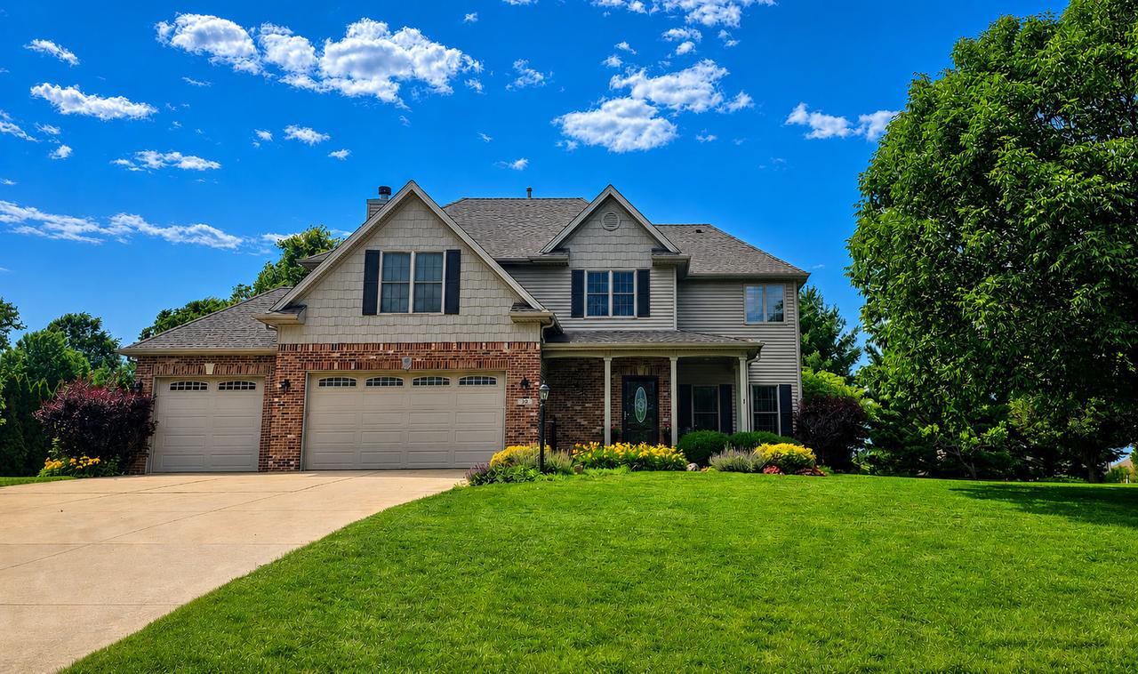 30 Long Grove Dr., Monticello, IL 61856