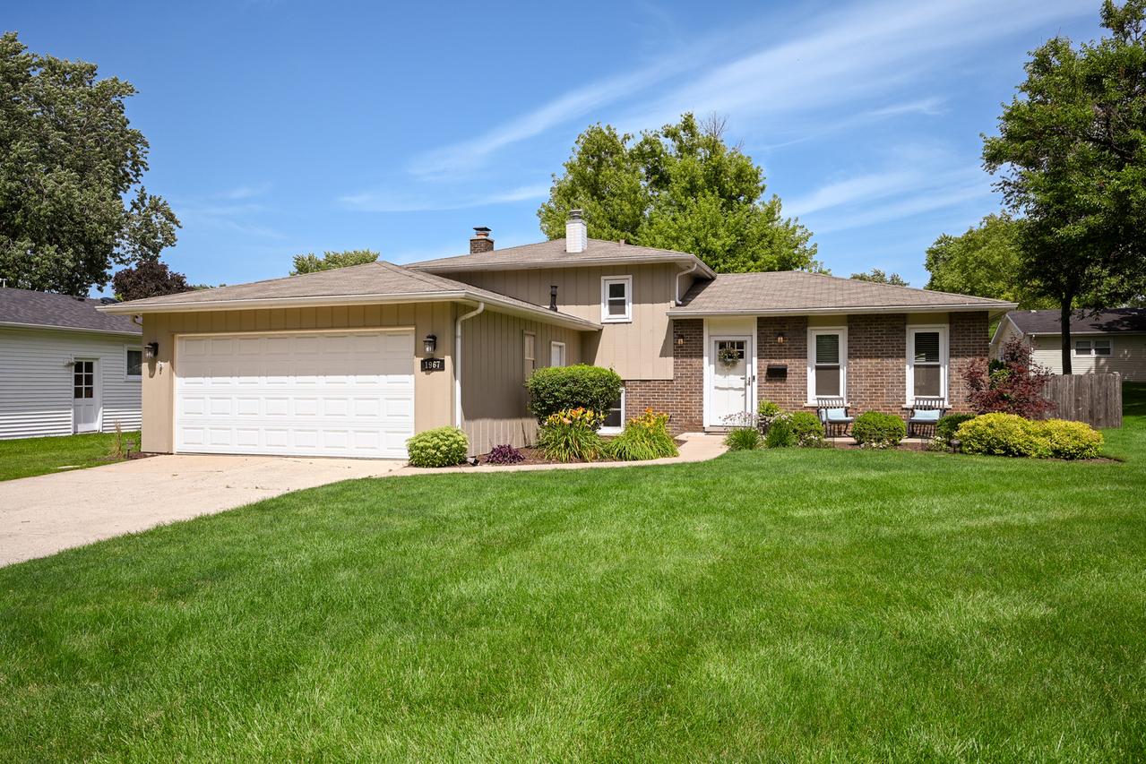 1967 Nottingham Ln., Wheaton, IL 60189