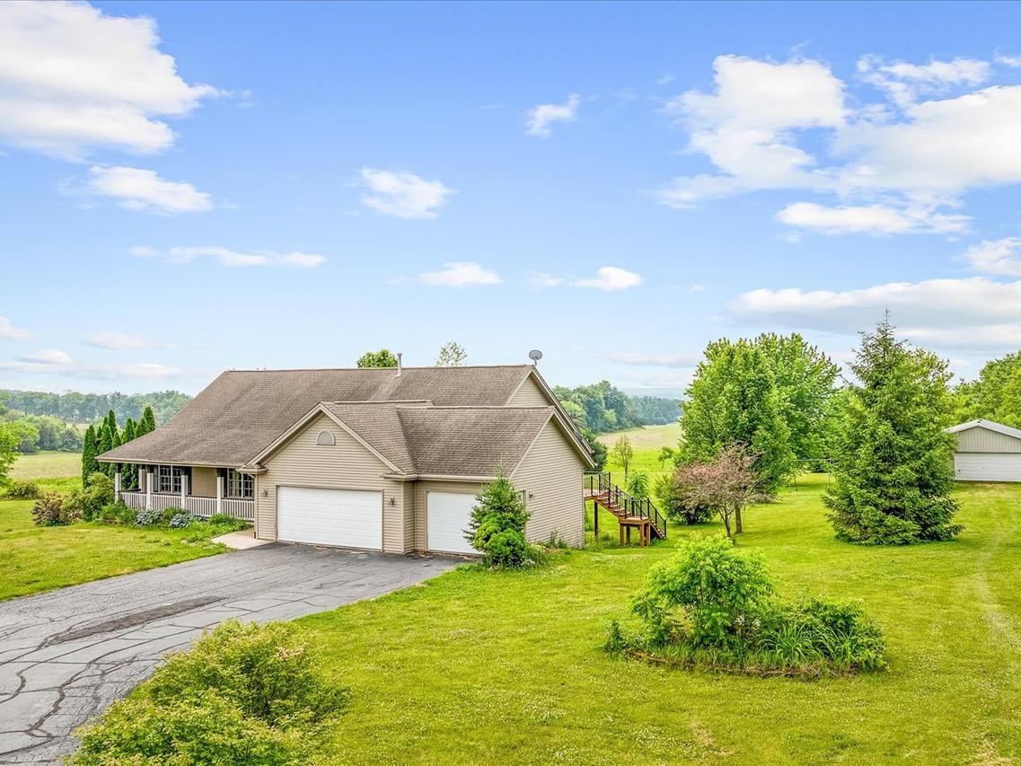 13728 Yale Bridge Rd., Durand, IL 61024