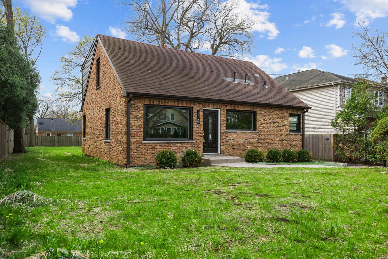830 Deerfield Rd., Highland Park, IL 60035