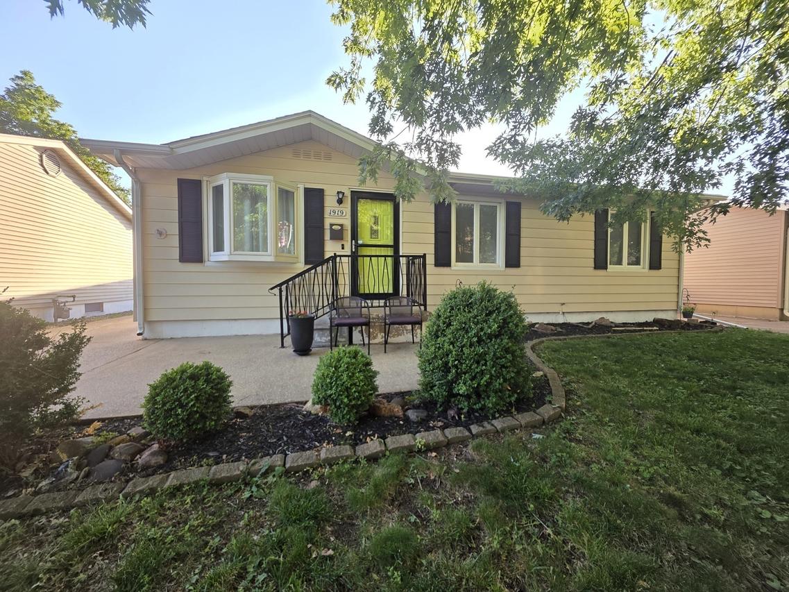1919 Fairfield Dr., Springfield, IL 62702
