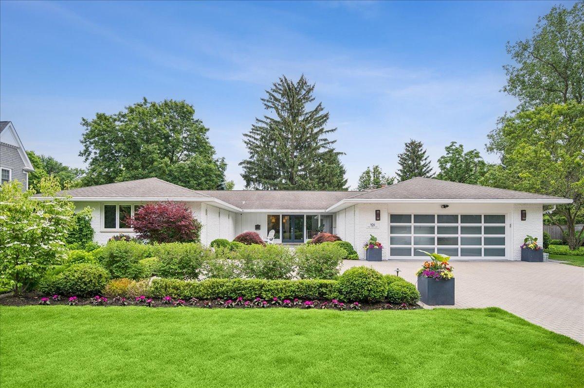 920 Pine Tree Ln., Winnetka, IL 60093