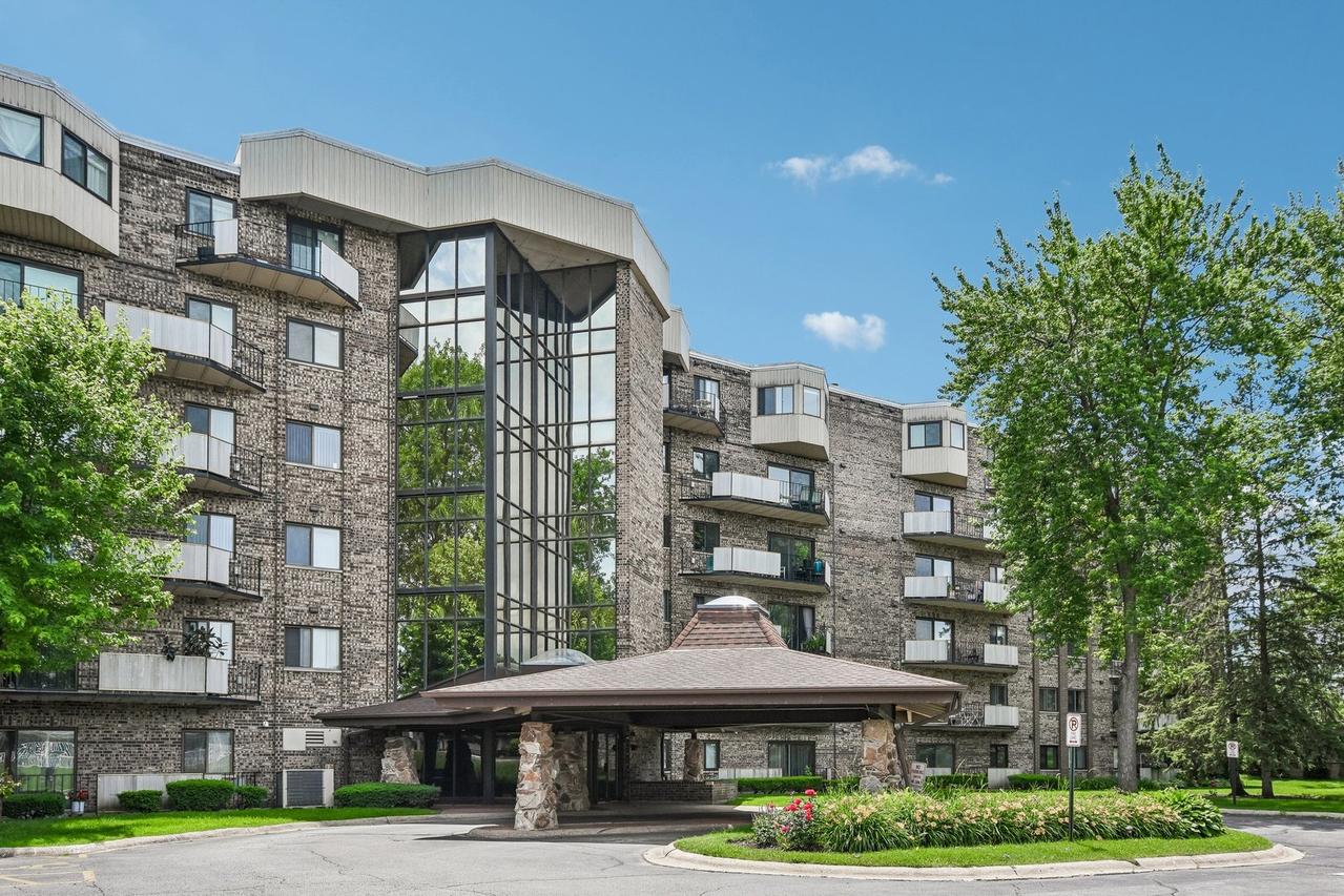 1275 E Baldwin Ln. #104, Palatine, IL 60074