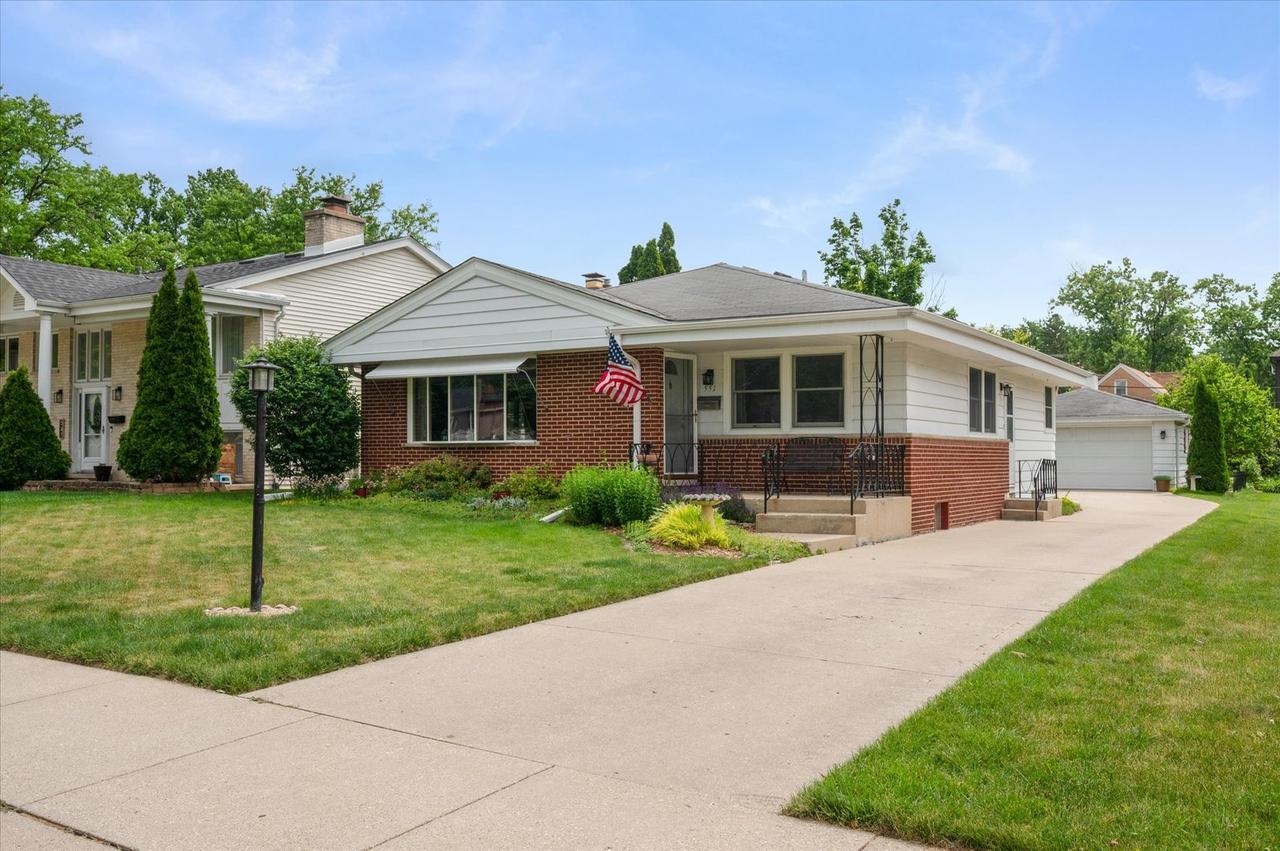 551 S Poplar Ave., Elmhurst, IL 60126