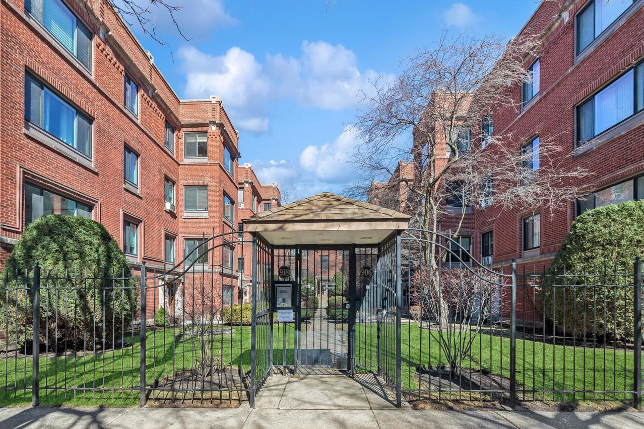908 W Sunnyside Ave. #2C, Chicago, IL 60640