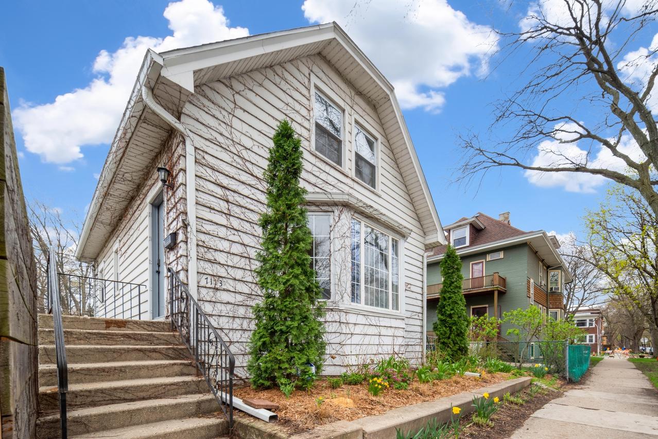 7113 N Wolcott Ave., Chicago, IL 60626