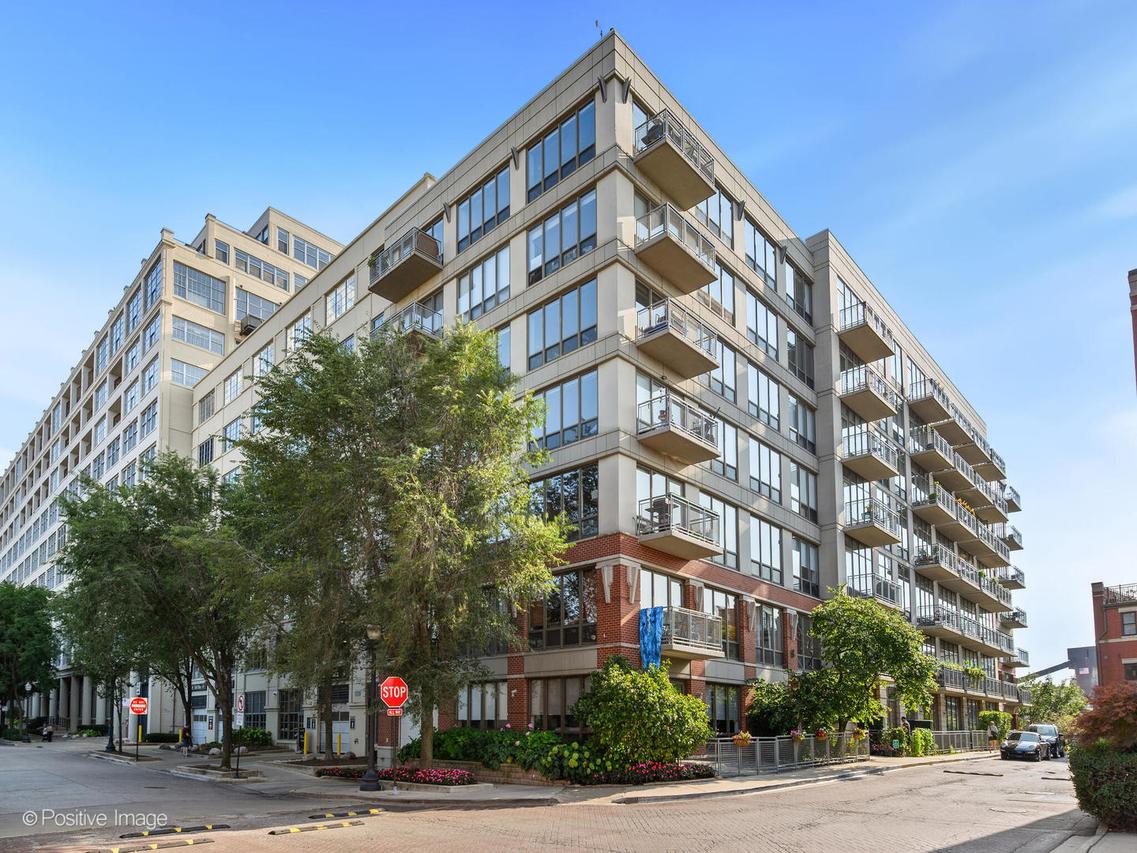 1000 N Kingsbury St. #107, Chicago, IL 60610