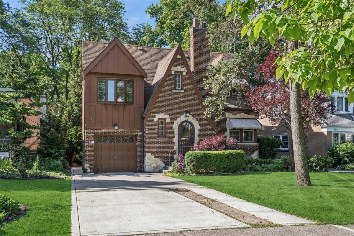 461 Uvedale Rd., Riverside, IL 60546