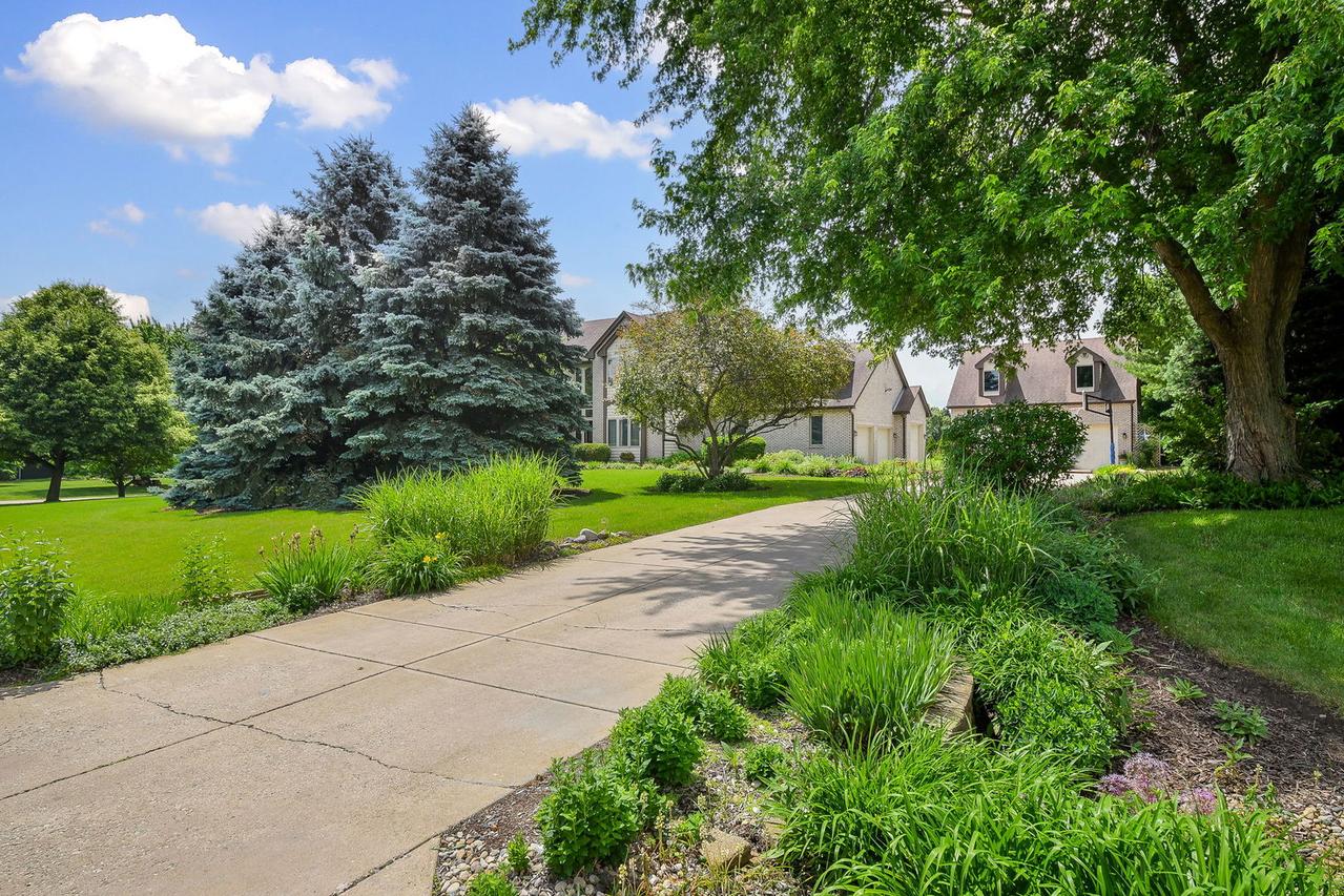 41W165 Dillonfield Dr., Elburn, IL 60119