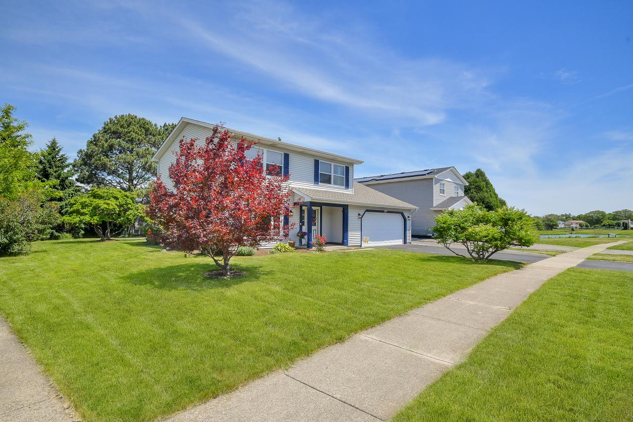 297 Springbrook Ln., Carol Stream, IL 60188