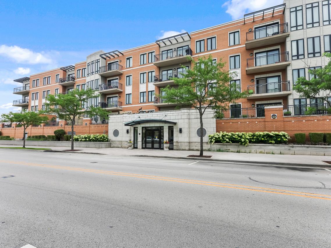 135 S York St. #214, Elmhurst, IL 60126