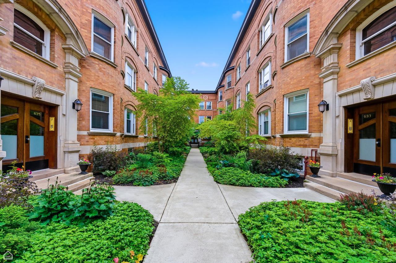 627 W Barry Ave. #1C, Chicago, IL 60657